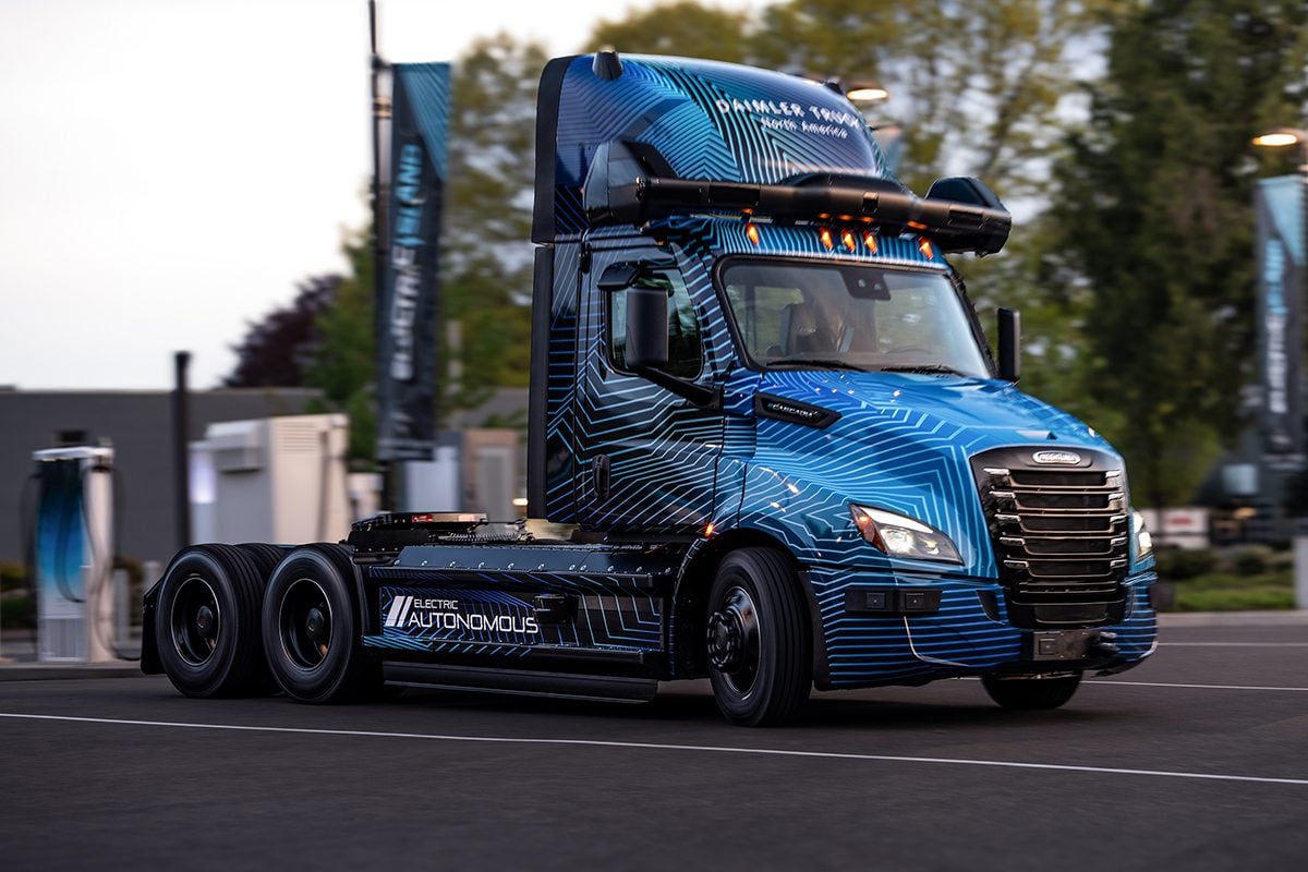 Standstill image of Daimler Truck's battery-electric, autonomous Freightliner eCascadia.